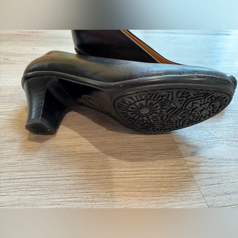 Women's Black Leather Shoes. Like new worn it once - Picture 3 of 7